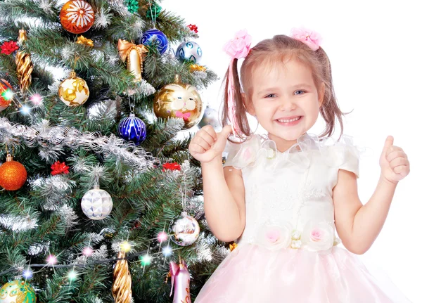 Hermosa chica con un árbol de Navidad — Foto de Stock