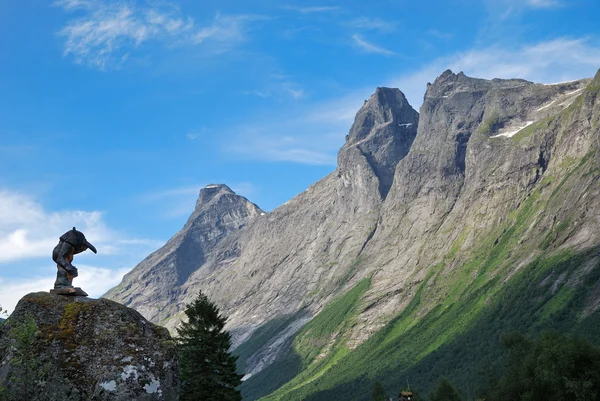 Troll de madera y cresta de montaña contra el cielo azul. Trollstigen . —  Fotos de Stock
