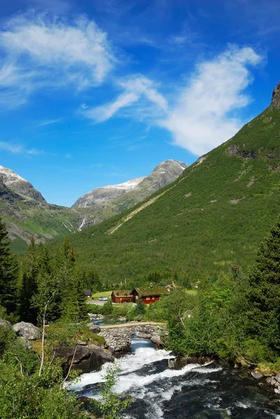 Pequena aldeia na montanha norueguesa . — Fotografia de Stock