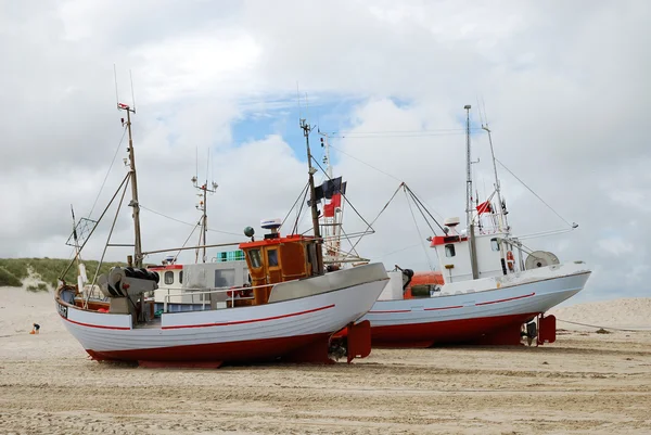 Barques de pêcheurs sur la plage de sable. — Photo