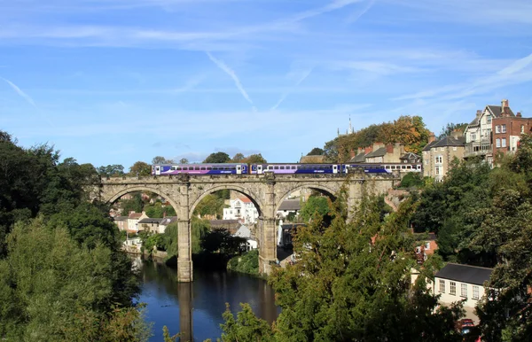 Train on the bridge at Knaresbough — Stock Photo, Image