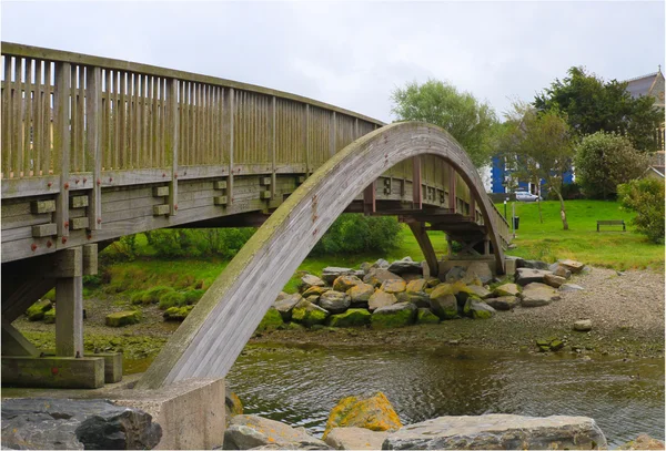 Dřevěný most přes řeku aeron — Stock fotografie