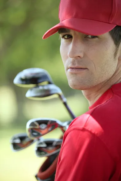 Golfista segurando tacos de golfe . — Fotografia de Stock