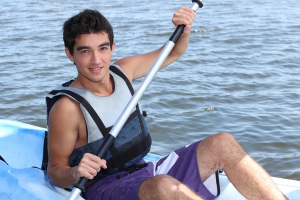 Joven en un kayak — Foto de Stock