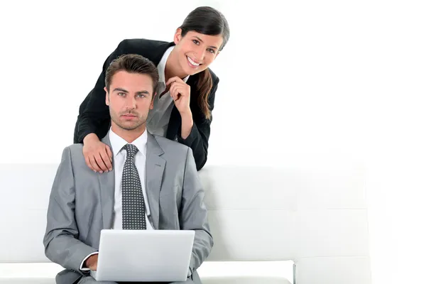 Business par tittar på en bärbar dator — Stockfoto