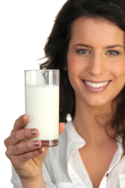 Kobieta pijąca szklankę mleka — Zdjęcie stockowe
