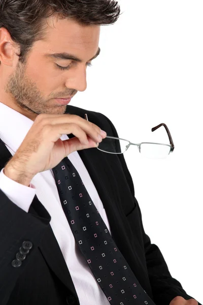 Бизнесмен снимает очки — стоковое фото