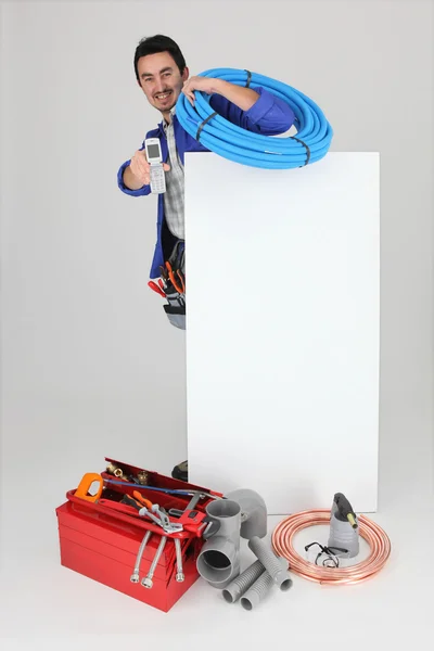 Klempner mit einem Handy eine Platine leer gelassen für Ihr Image — Stockfoto