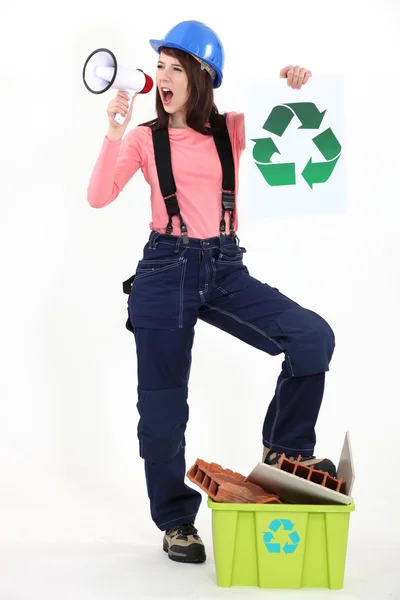 Craftswoman κρατώντας ένα μεγάφωνο και ανακύκλωσης ετικέτα — Φωτογραφία Αρχείου