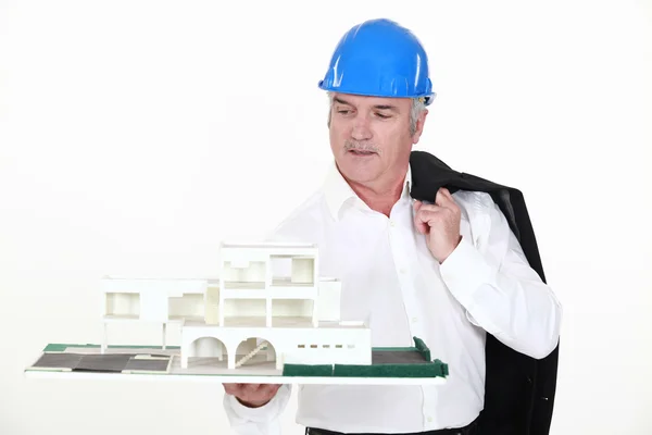 Ein Architekt mit einer Miniatur. — Stockfoto
