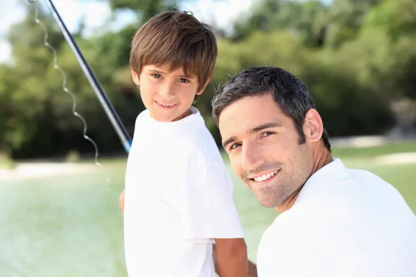Vader en zoon samen vissen — Stockfoto