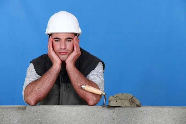 A frustrated bricklayer — Stock Photo, Image