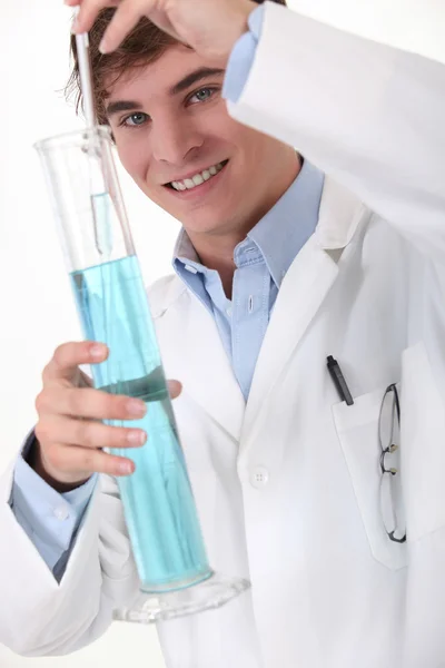 Jonge wetenschapper genieten van zijn werk — Stockfoto