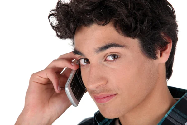 Jonge man met behulp van een mobiele telefoon — Stockfoto