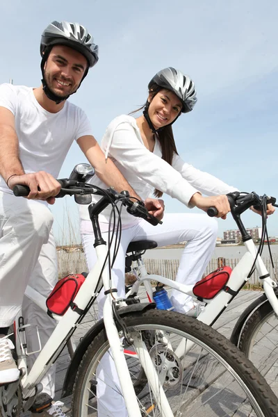 Couple out for a bike ride — Stock Photo, Image