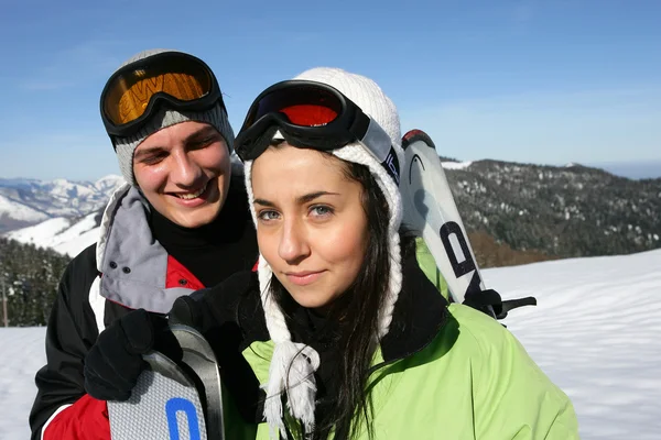 Adolescentes em umas férias de esqui — Fotografia de Stock