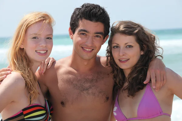 Teenagers on the beach — Stock Photo, Image