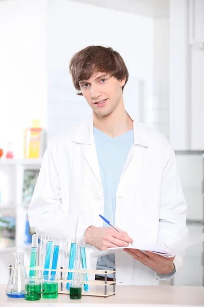 Estudante em um laboratório científico — Fotografia de Stock
