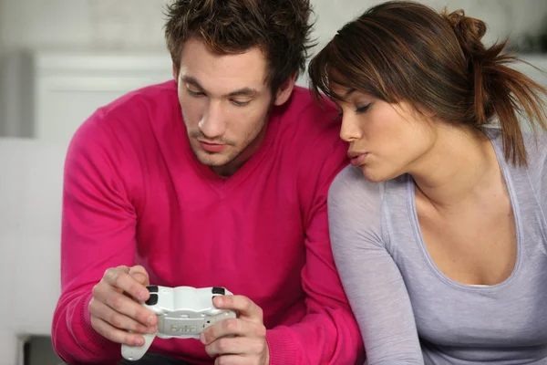 Giovane uomo e giovane donna giocare ai videogiochi — Foto Stock