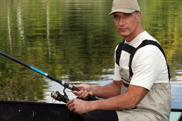 45 ans homme sur un bateau et la pêche — Photo