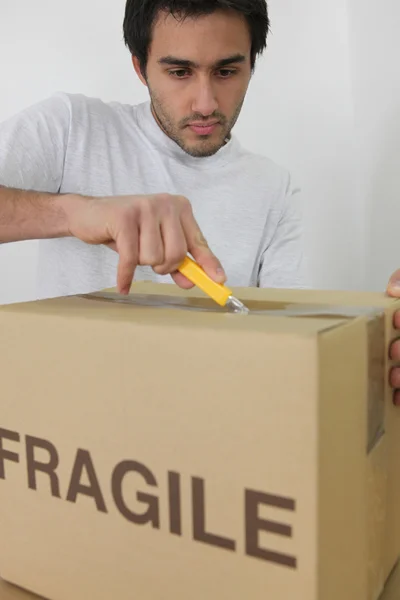 Adam bir karton kutu açma — Stok fotoğraf