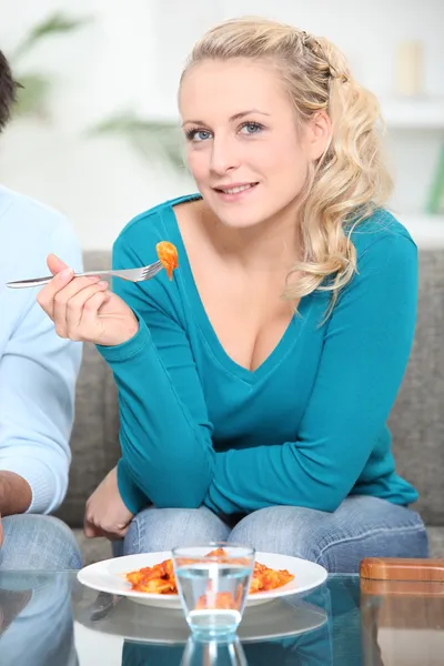 Donna che mangia un pasto — Foto Stock