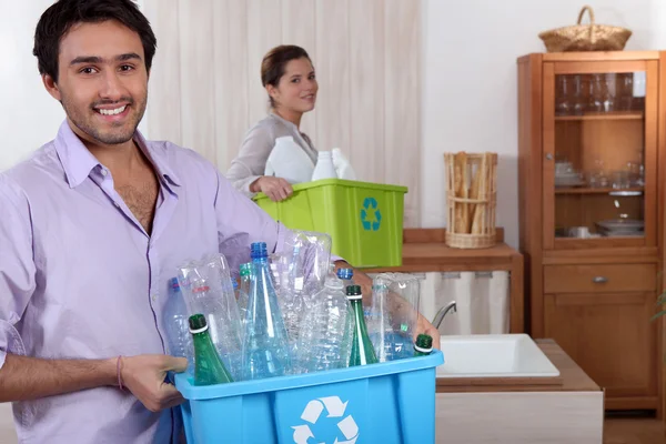Couple doing recycling — Stock Photo, Image