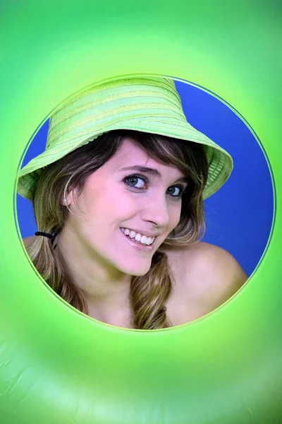 緑色のゴムのリングを持つ女性 — ストック写真