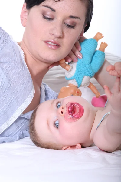 Bebeği ile oynayan kadın — Stok fotoğraf