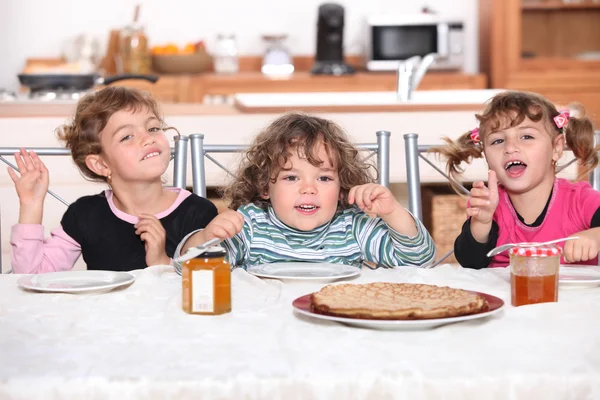 Crianças tomando panquecas para o café da manhã — Fotografia de Stock