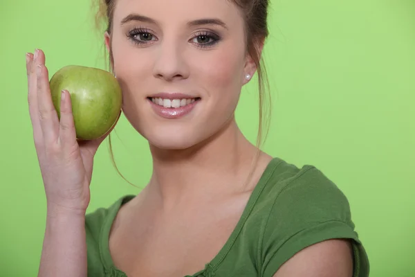 Ein weibliches Modell mit einem Apfel. — Stockfoto