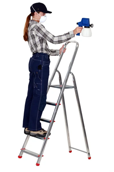 Vrouw schilder met behulp van een spray — Stockfoto