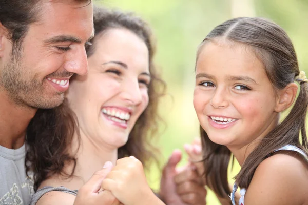 Ouders lachen met hun dochter — Stockfoto