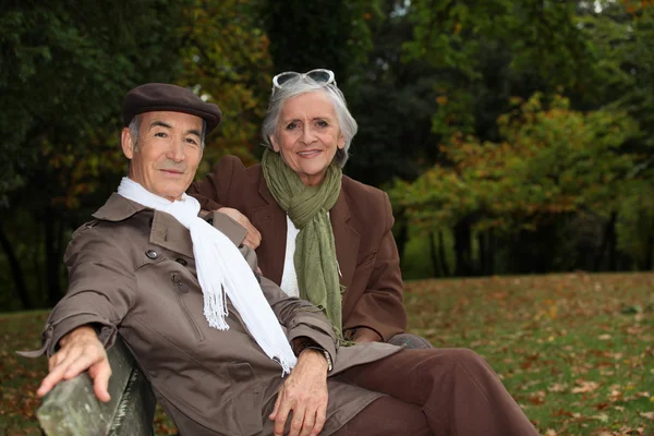 Couple plus âgé assis sur un banc — Photo