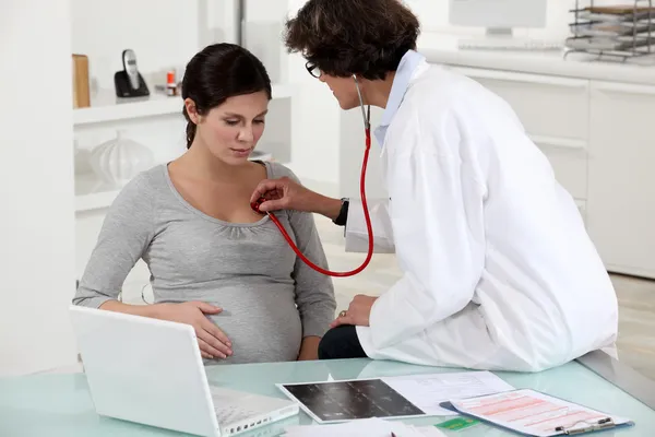 Беременная женщина на операции у врача — стоковое фото