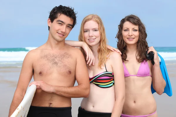 Tři dospívající děti na pláži — Stock fotografie