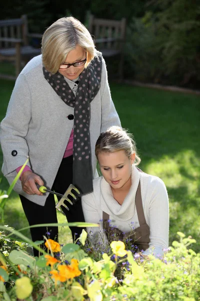 Moeder en dochter tuinieren — Stockfoto