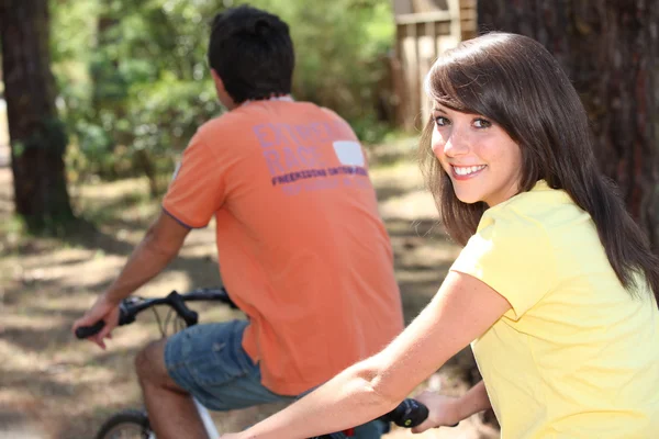 一个年轻的女孩，在一辆自行车上的肖像 — 图库照片