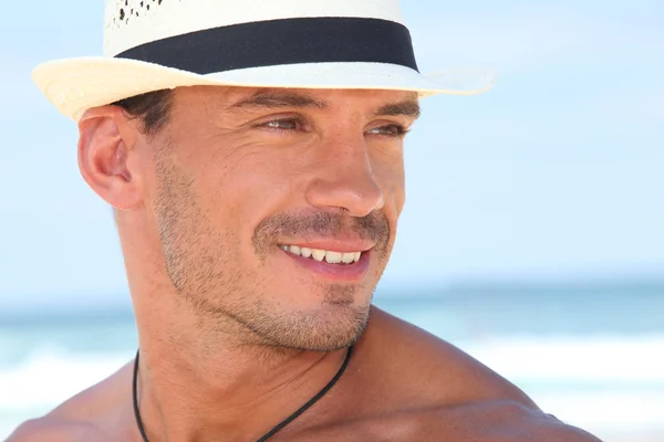 Man op het strand dragen van hoed — Stockfoto