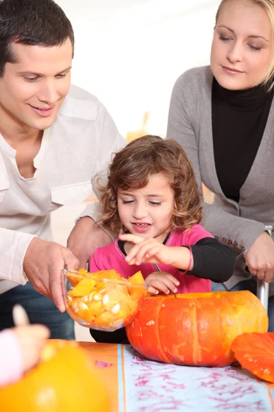 Familjen carving Halloween pumpa — Stockfoto