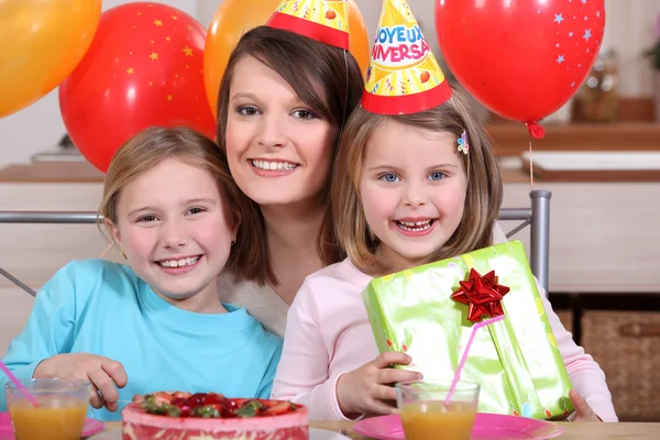 Dzieci na przyjęciu urodzinowym — Zdjęcie stockowe