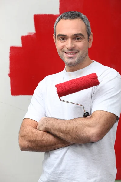 Mann freut sich, seine Wand zu bemalen — Stockfoto