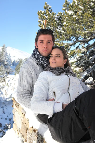 Para na zimowych wakacjach — Zdjęcie stockowe