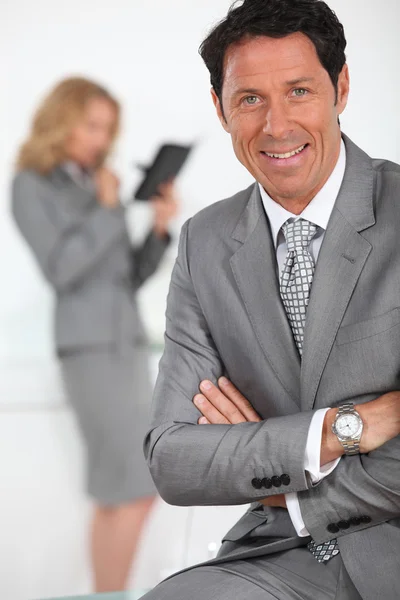 Uomo d'affari sorridente in primo piano — Foto Stock