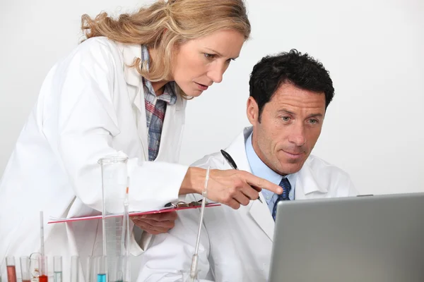 Chemików, patrząc na laptopa — Zdjęcie stockowe