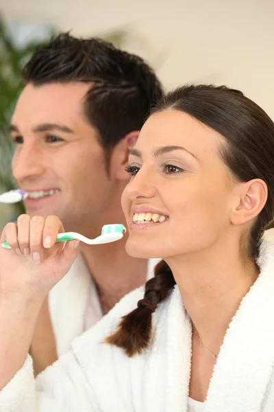 Couple brushing teeth — Stock Photo, Image