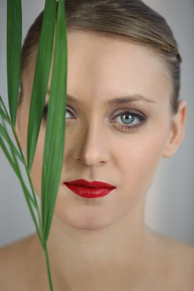 Bitki örtüsü ile kadın portresi — Stok fotoğraf