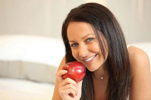 Retrato de una mujer sonriente sosteniendo manzana —  Fotos de Stock