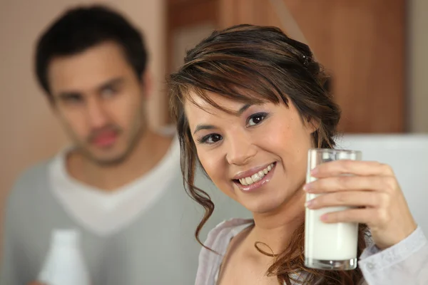 Νεαρή γυναίκα με ένα ποτήρι γάλα — Φωτογραφία Αρχείου