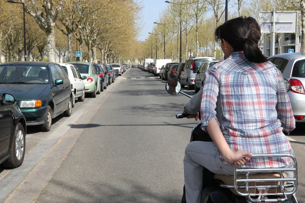 通过城市夫妇骑摩托车 — 图库照片